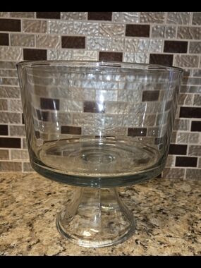 EUC Clear Glass Pedestal Trifle Bowl Fruit Dish Bowl Size Just Under 8.5"